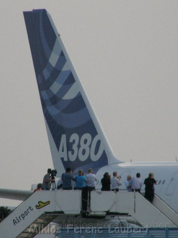 Warten auf den Airbus 380 Koeln Bonn P320.JPG